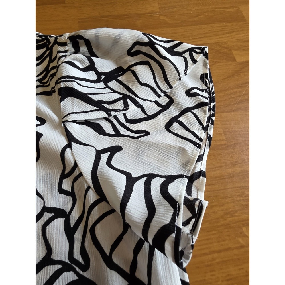 Nine West Womens M Black White Abstract Floral Flutter Sleeve Crepe Blouse Top - Picture 9 of 11